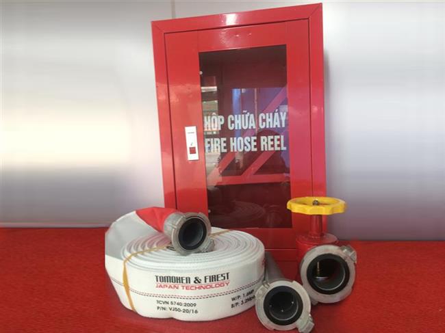 Hệ thống chữa cháy bán tự động gồm hộp chữa cháy và cuộn vòi.